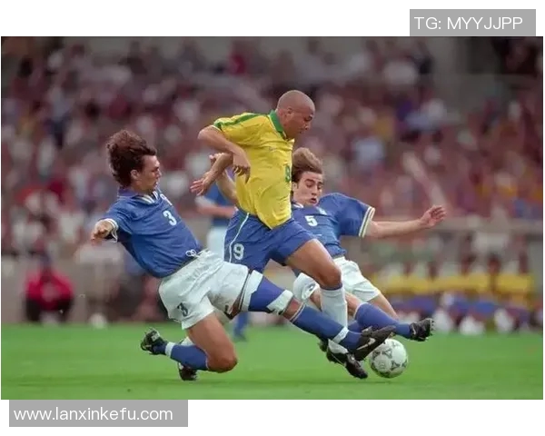 昔日足球明星的精彩瞬间与新闻回顾盘点