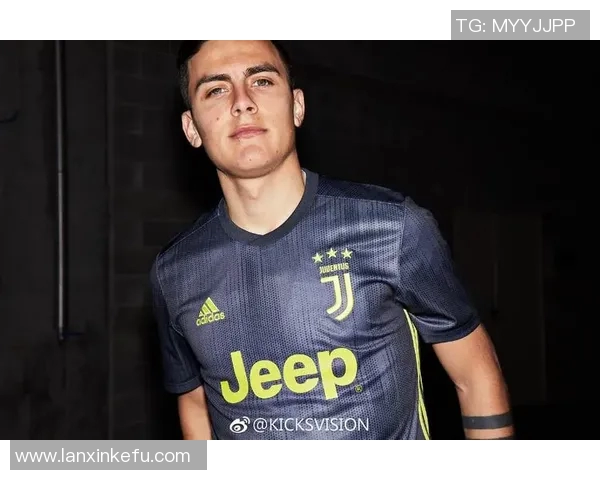 现役足球明星穿着3号球衣的精彩瞬间与职业生涯回顾